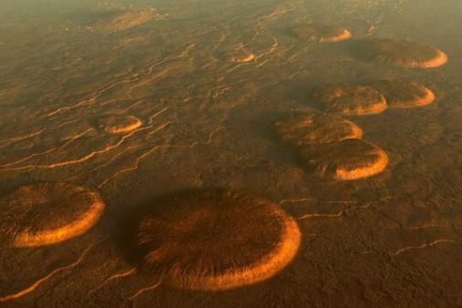 Cupole "pancake" con cime piatte e lati ripidi, larghe fino a 62 km, probabilmente formate dall'estrusione di lava altamente viscosa